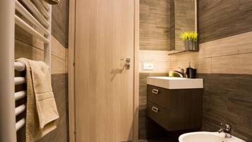 Shower, free toiletries, hair dryer, bidet