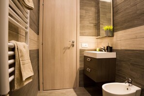 Shower, free toiletries, hair dryer, bidet - Romano Rooms (Catania)