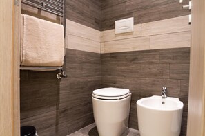 Shower, free toiletries, hair dryer, towels - Romano Rooms (Catania)