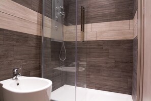 Douche, articles de toilette gratuits, sèche-cheveux