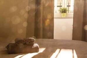 Desk, laptop workspace, free WiFi - Romano Rooms (Catania)
