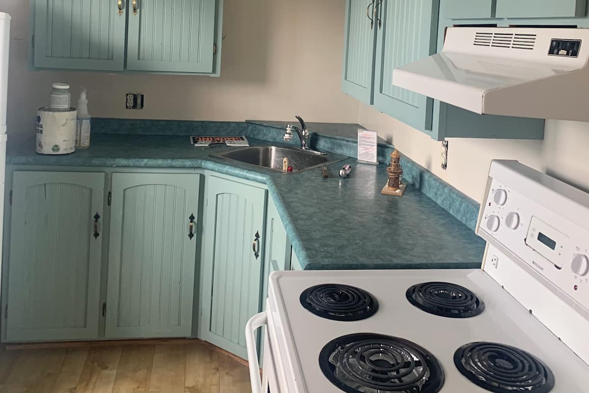 Full-size fridge, microwave, oven, coffee/tea maker
