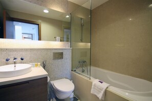 Departamento, 1 habitación | Baño | Tina con regadera, tina profunda, amenidades de baño gratuitas, toallas 