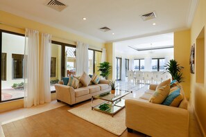 Villa, 6 Schlafzimmer | Wohnzimmer | Flachbildfernseher