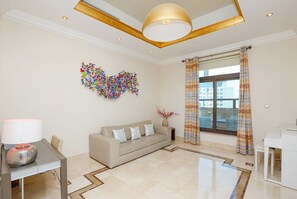 Appartement, 3 chambres | Salle de séjour | Téléviseur à écran plat