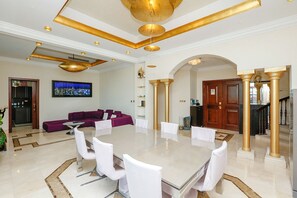 Apartment, 3 Bedrooms | In-room dining
