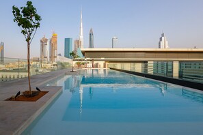 Outdoor pool - Kennedy Towers - City Walk (Dubai)