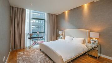 Departamento, 2 habitaciones | Caja de seguridad en la habitación y cortinas blackout