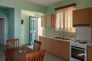 Full-sized fridge, oven, stovetop, electric kettle