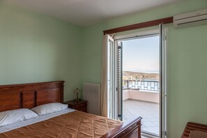 1 slaapkamer, luxe beddengoed, een bureau, geluiddichte muren