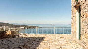 Seasonal outdoor pool, pool umbrellas, sun loungers