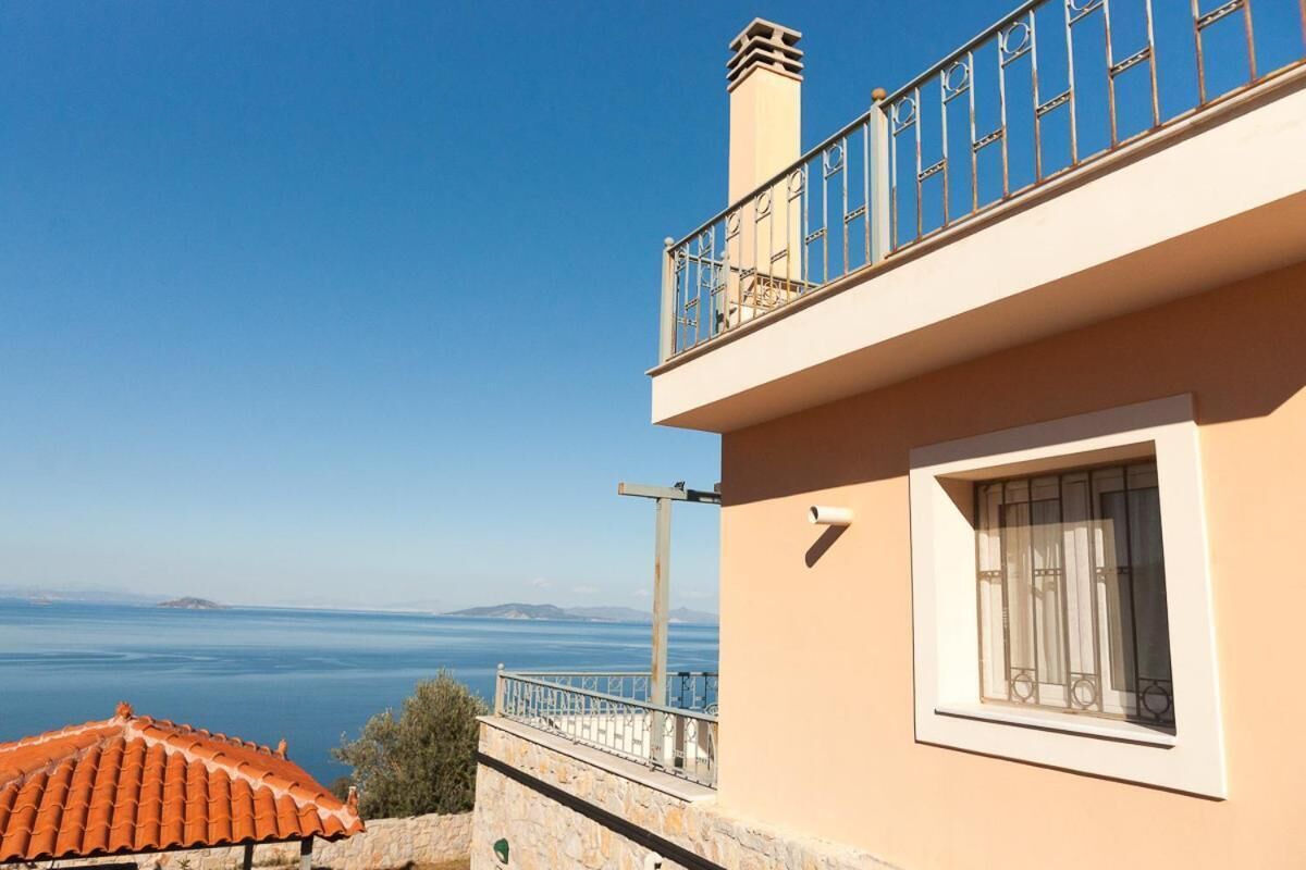 Ein Gebäude mit einem Balkon und Blick auf die Küste.