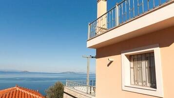 Ein Gebäude mit einem Balkon und Blick auf die Küste.
