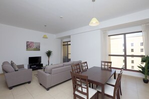 Appartement, 2 chambres | Aire de séjour | Téléviseur