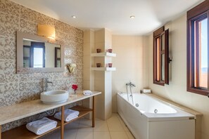 Dúplex Deluxe, bañera de hidromasaje | Baño | Bañera de hidromasaje y artículos de higiene personal gratuitos