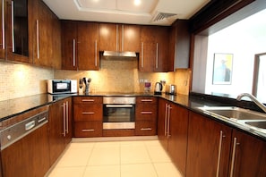 Apartment, 2 Bedrooms | Private kitchen
