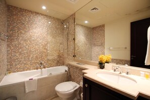 Apartamento, 1 habitación | Baño | Ducha y bañera combinadas y bañera profunda