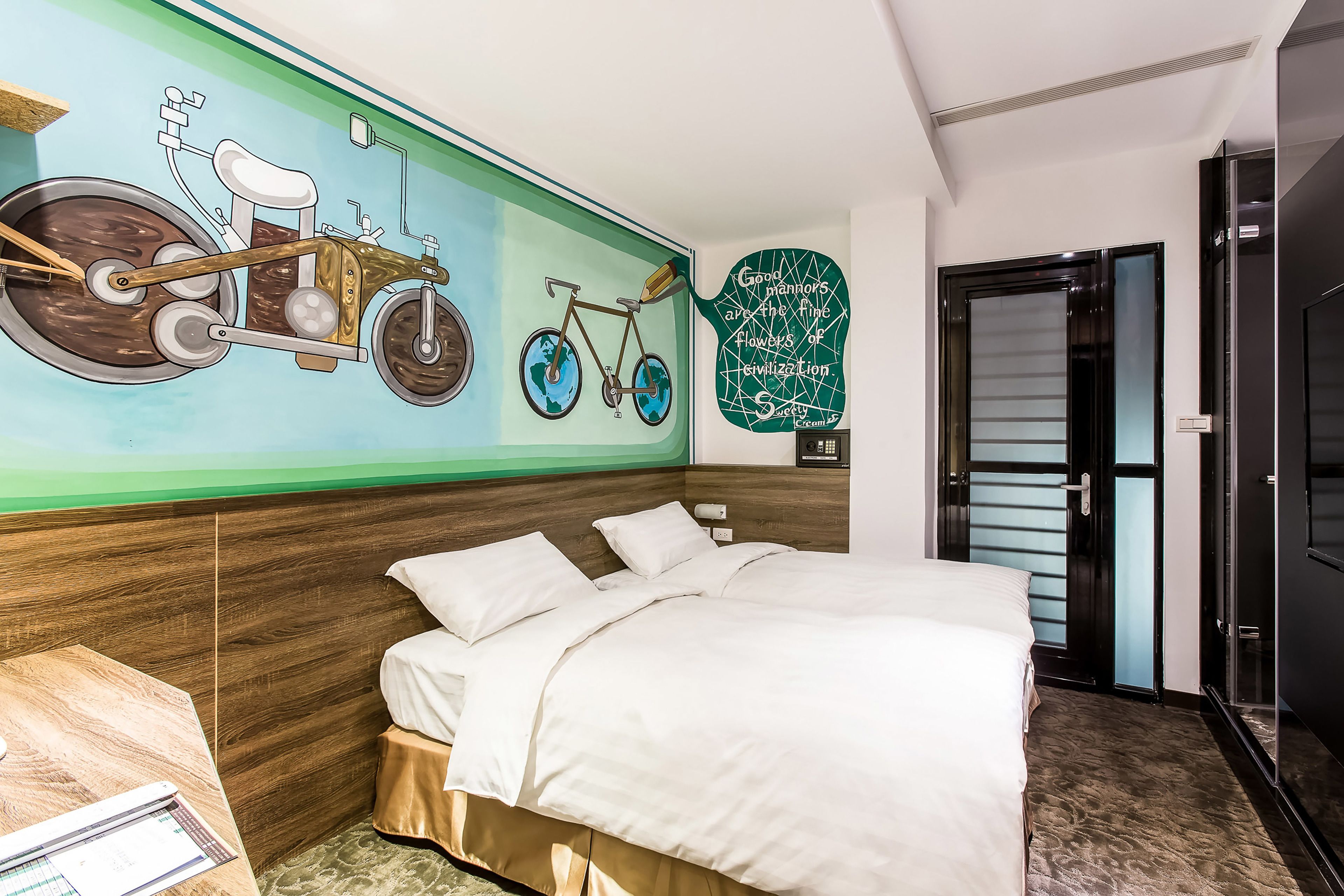 business twin room, non smoking | in-room safe, desk, blackout curtains, soundproofing