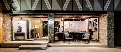 واجهة المنشأة - في المساء/الليل