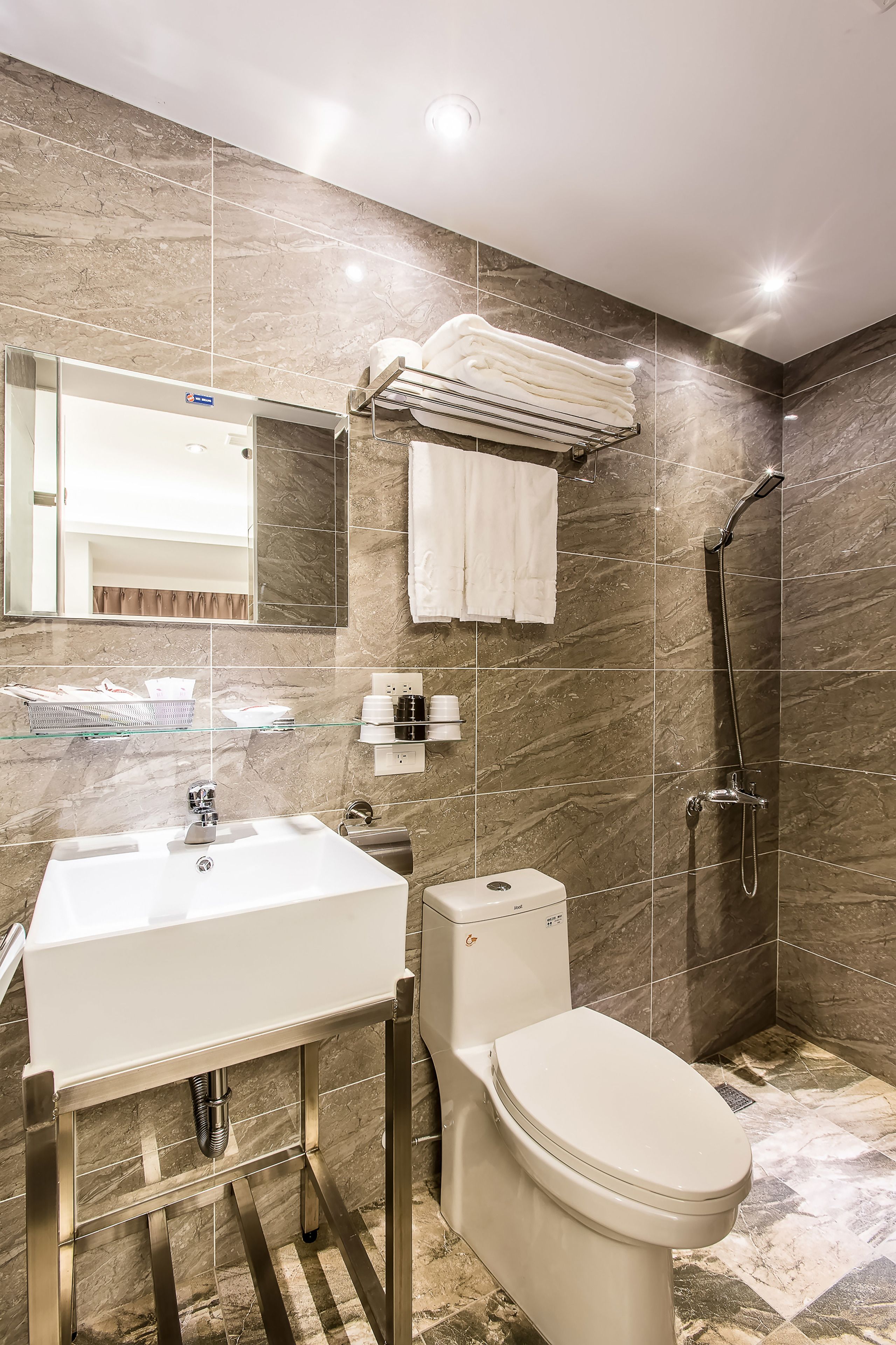 shower, rainfall showerhead, free toiletries, hair dryer