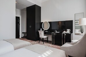 Minibar, caja de seguridad en la habitación y escritorio 