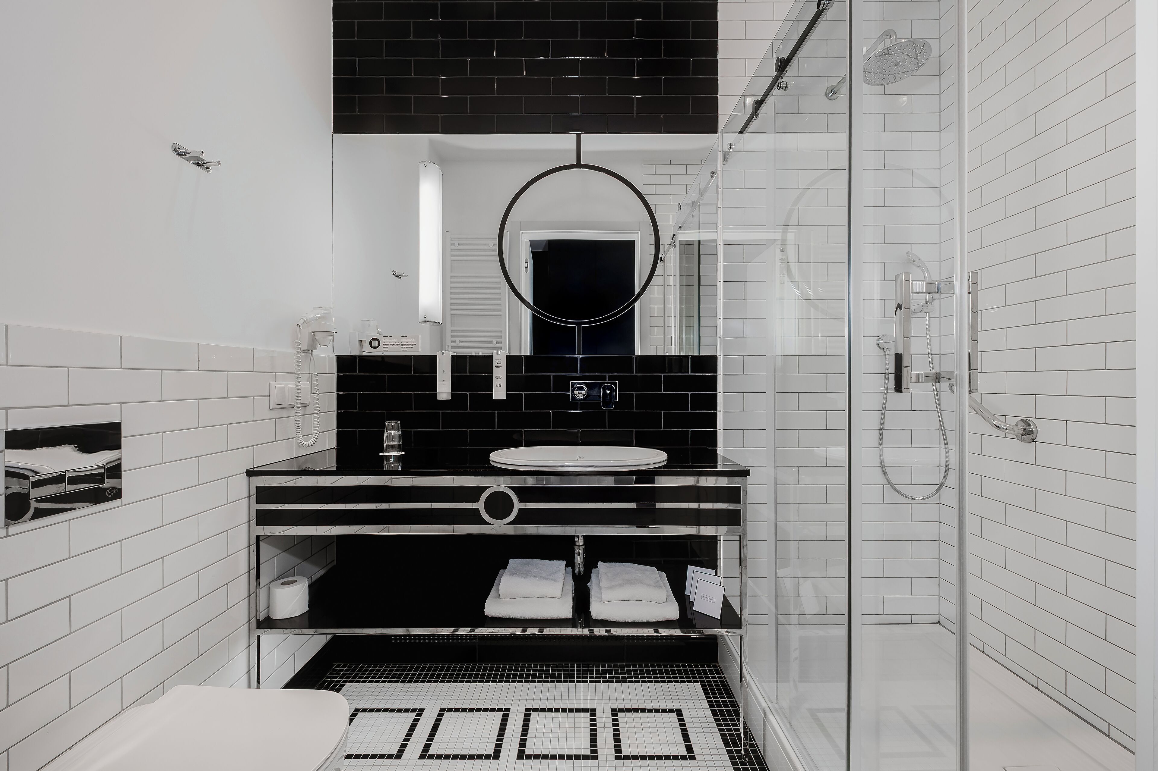 apartment (jopen) | bathroom | shower, free toiletries, hair dryer, slippers