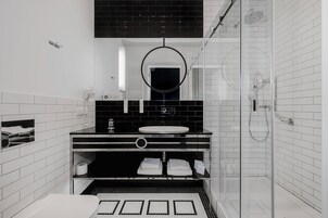 Apartment (Jopen) | Bathroom | Shower, free toiletries, hair dryer, slippers