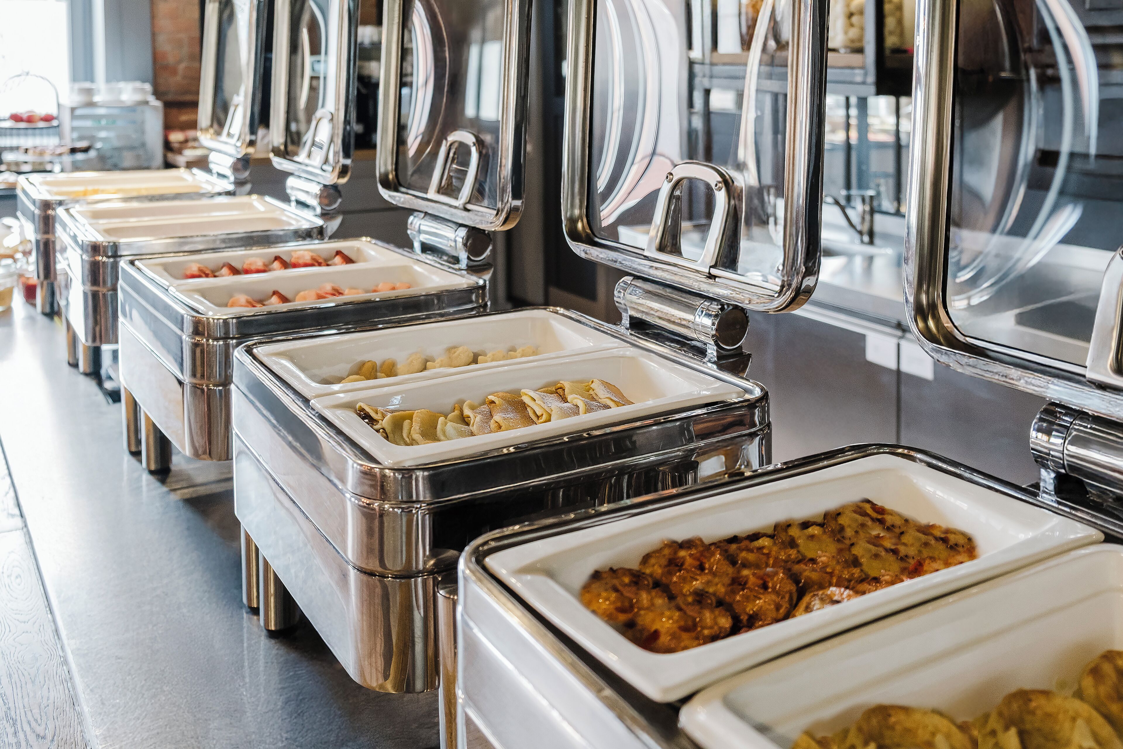 daily buffet breakfast (pln 75 per person)