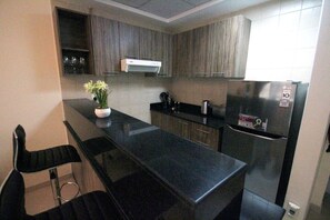 Basic Studio Suite, 1 Queen Bed | Private kitchen | Fridge, microwave, oven, stovetop - Kennedy Towers - Al Noujoum (Dubai)