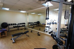 Standard Studio, 1 Queen Bed | Gym - Kennedy Towers - Al Noujoum (Dubai)