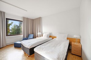 标准双床房 (with a possibility of an extra bed) | 办公桌、隔音、熨斗/熨板、床单