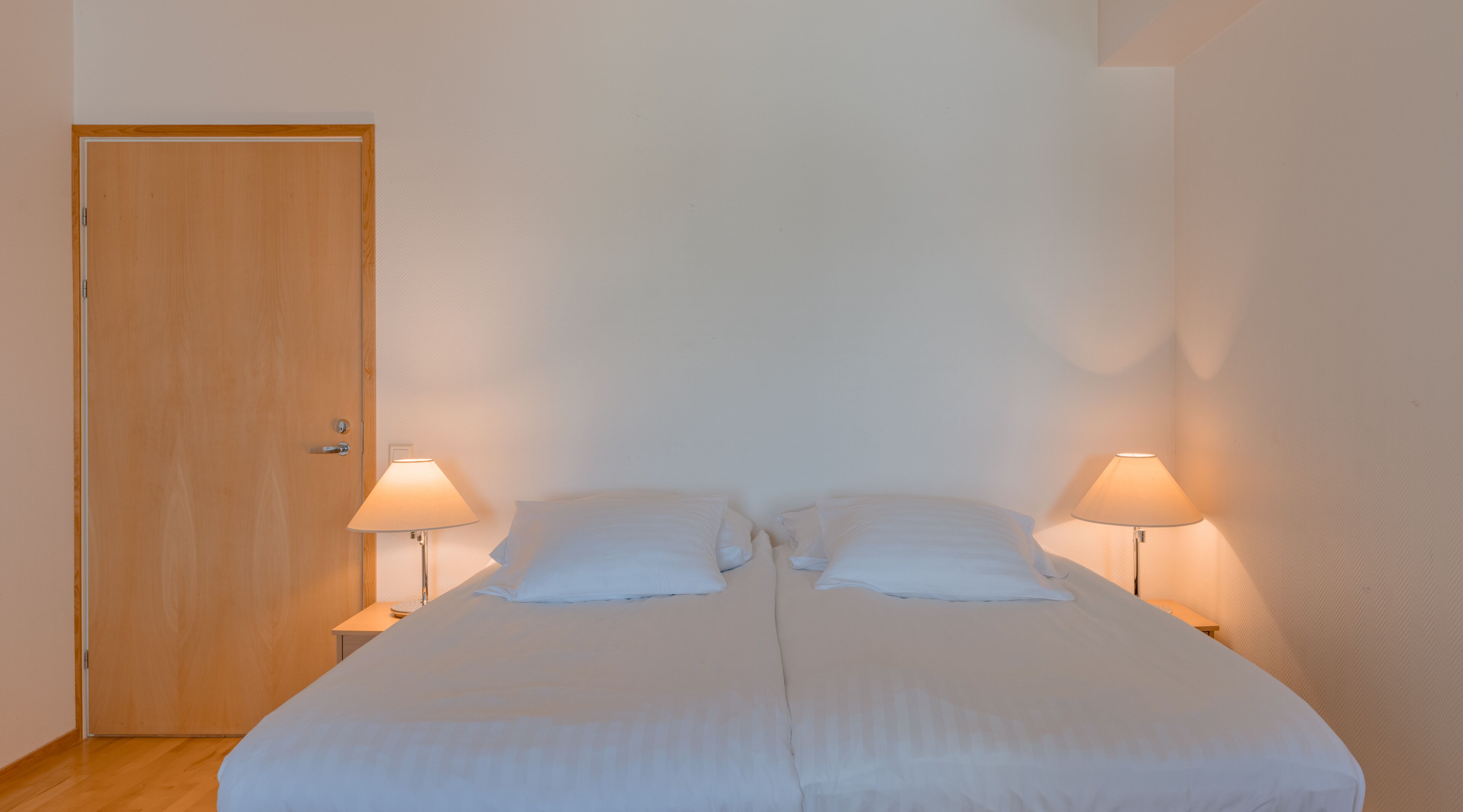 Schreibtisch, schallisolierte Zimmer, Bügeleisen/Bügelbrett, Bettwäsche