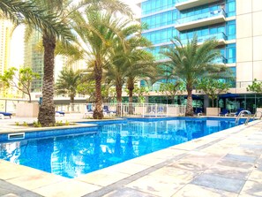 Outdoor pool - Kennedy Towers - Al Majara (Dubai)