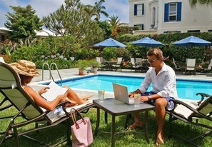 Außenpool, Sonnenschirme