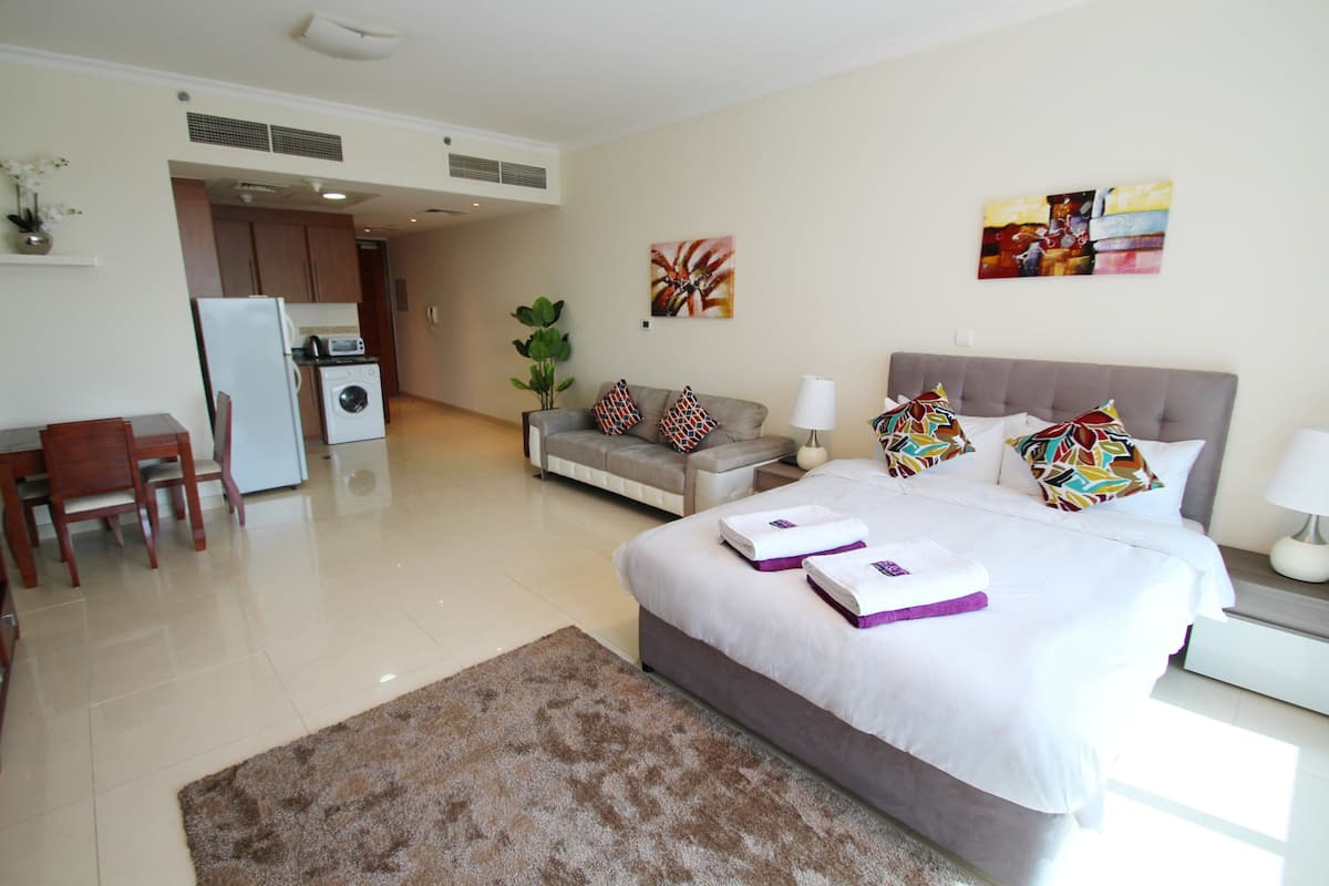 Studio | In-room safe, blackout curtains, iron/ironing board, free WiFi