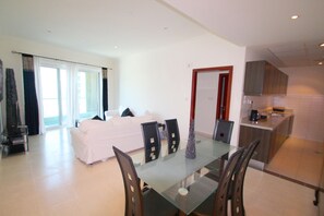 Appartement, 1 chambre | Aire de séjour | Téléviseur
