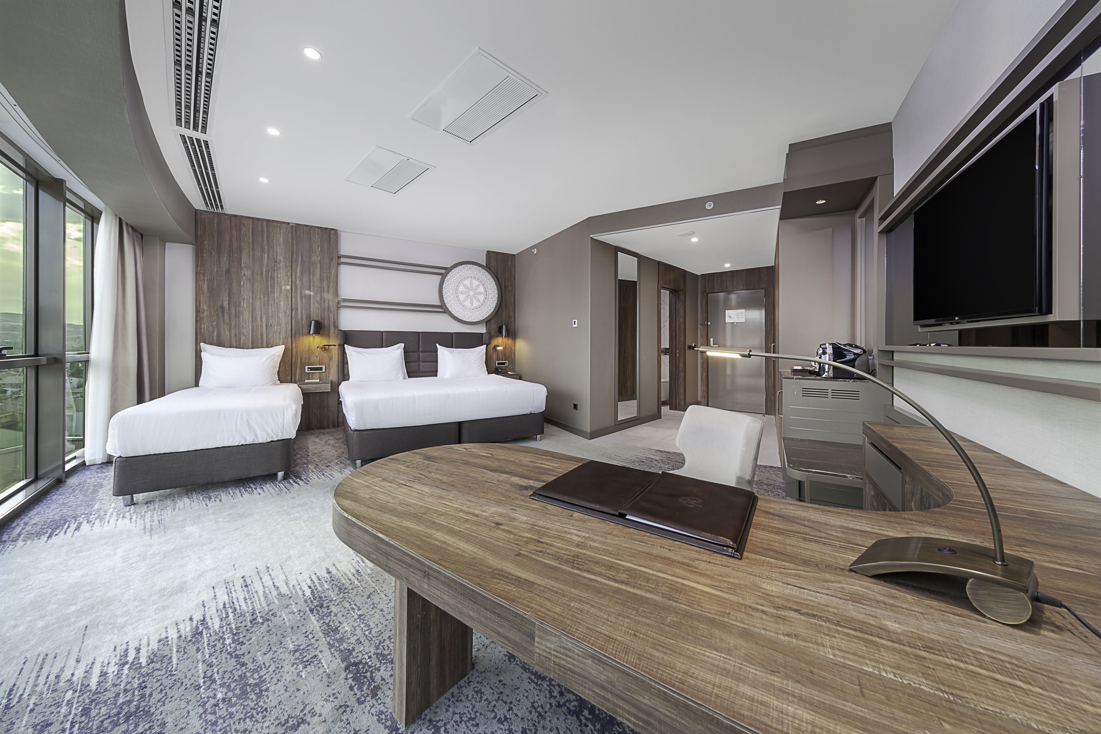 deluxe room | 1 bedroom, minibar, in-room safe, desk