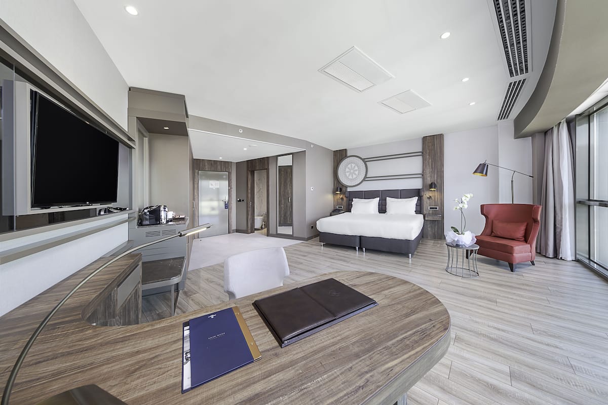 Deluxe Room | 1 bedroom, minibar, in-room safe, desk