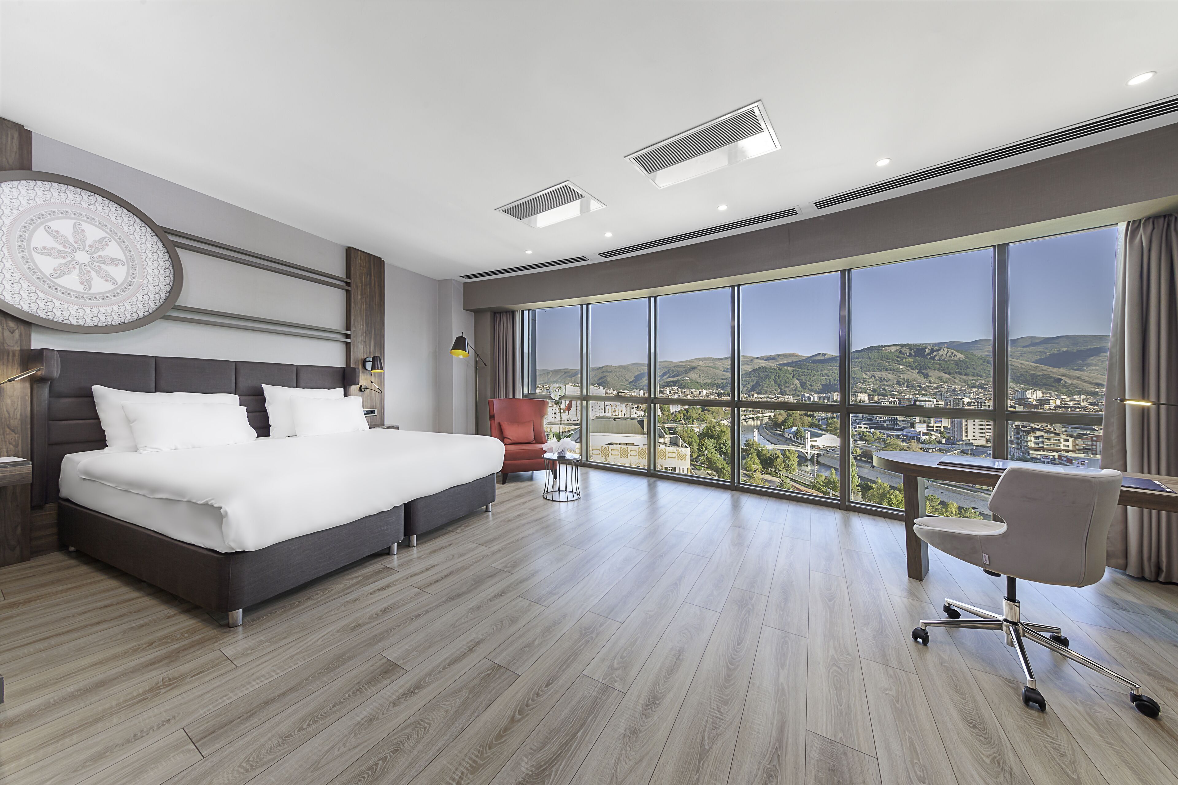 1 dormitorio, minibar, caja fuerte y escritorio