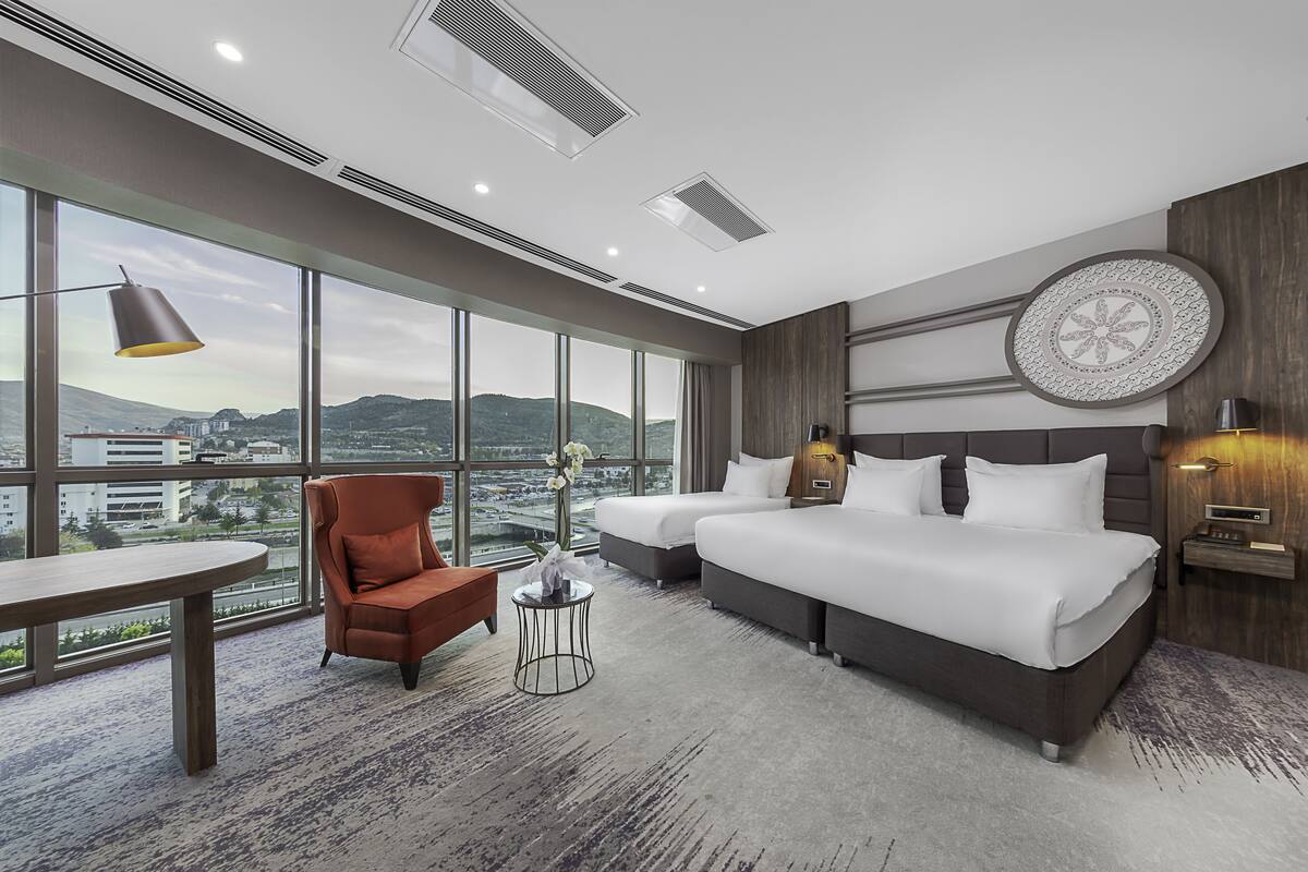 deluxe room | 1 bedroom, minibar, in-room safe, desk