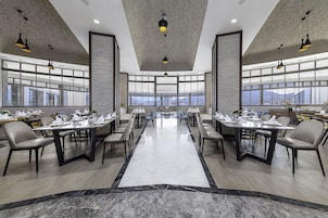 Se sirven desayunos, almuerzos y cenas; cocina local e internacional