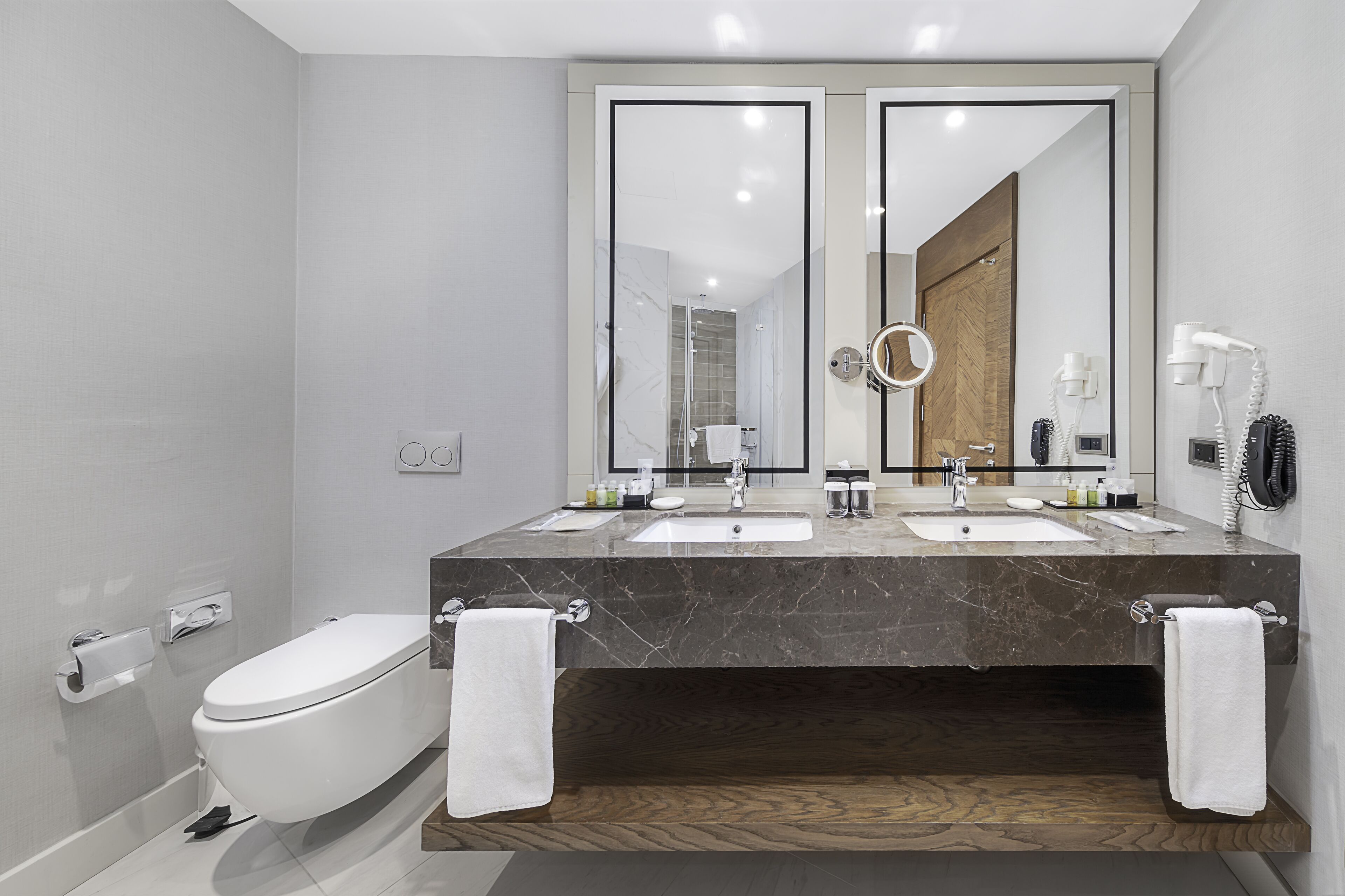 deluxe suite | bathroom | shower, eco-friendly toiletries, hair dryer, slippers