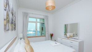 Apartemen, balkon, pemandangan laut | Brankas, tirai kedap cahaya, setrika/meja setrika, dan Wi-Fi gratis