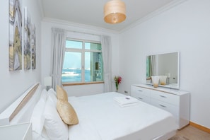 Caja de seguridad en la habitación y cortinas blackout