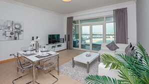 Apartemen, balkon, pemandangan laut | Brankas, tirai kedap cahaya, setrika/meja setrika, dan Wi-Fi gratis