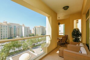 Apartment, 2 Bedrooms | Balcony - Kennedy Towers - Jash Falqa (Dubai)