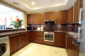 Apartment, 1 Queen Bed, Balcony | Private kitchen | Fridge