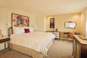 Rom, 1 kingsize-seng | Minibar, safe på rommet, individuelt innredet og skrivebord