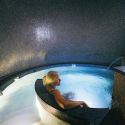 Piscina coperta, piscina stagionale all'aperto