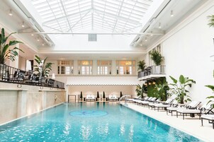 Una piscina techada, una piscina al aire libre de temporada